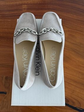 Calvin Klein Elanna slip on loafers size 8.5 medium grey with Silver Chain